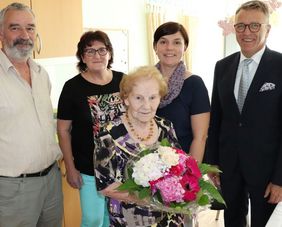 Auch Sohn Wolfgang Schmeller, Pflegedienstleiterin Kerstin Mois, Wohnbereichsleiterin Gerda Trautner und Bürgermeister Franz Stahl (hinten, v.l.) gratulierten herzlich. 